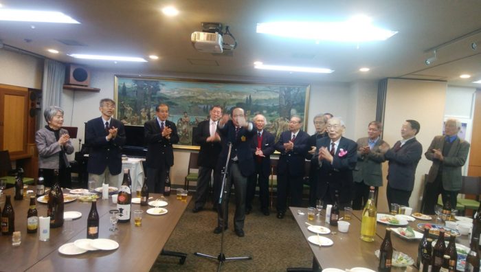 慶応大学柔道部OBによる応援歌の様子